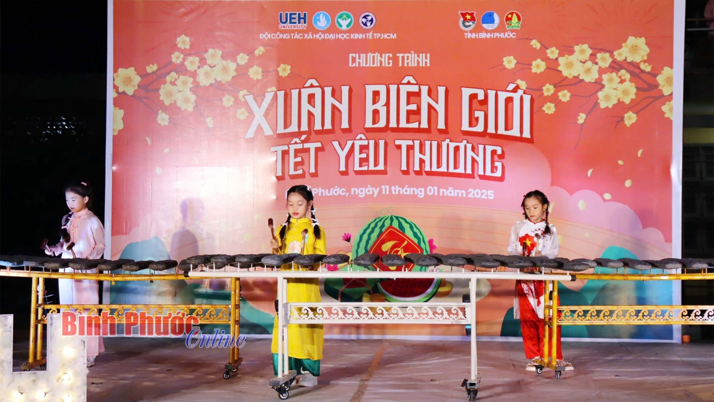 Các tiết mục văn nghệ sôi động tại chương trình Xuân Biên giới - Tết Yêu thương