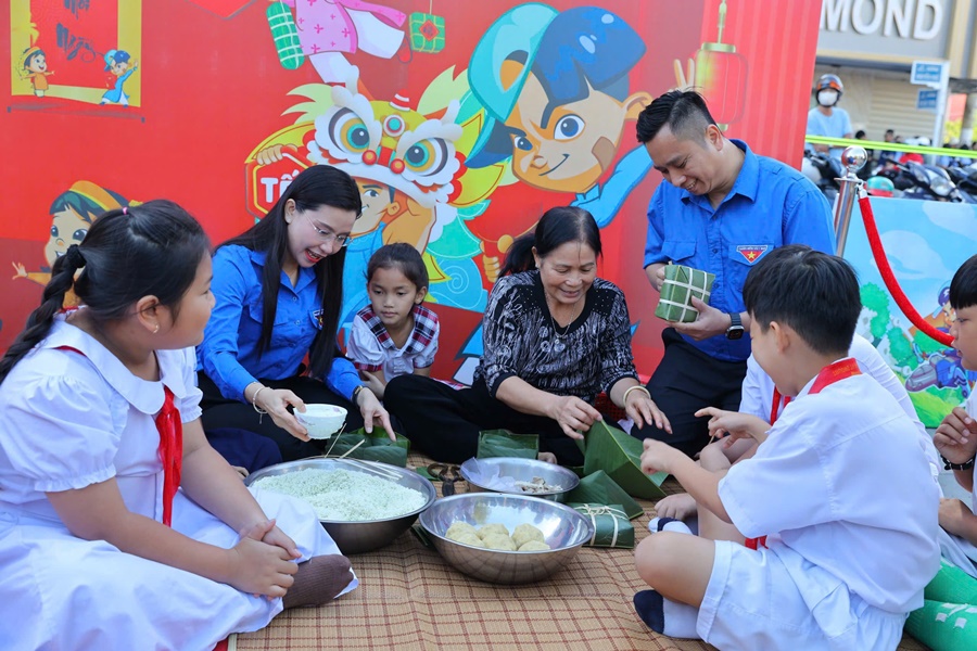 Hình ảnh các em thiếu nhi nhận quà tại Ngày hội "Thiếu nhi Việt Nam - Học tập tốt, rèn luyện chăm"