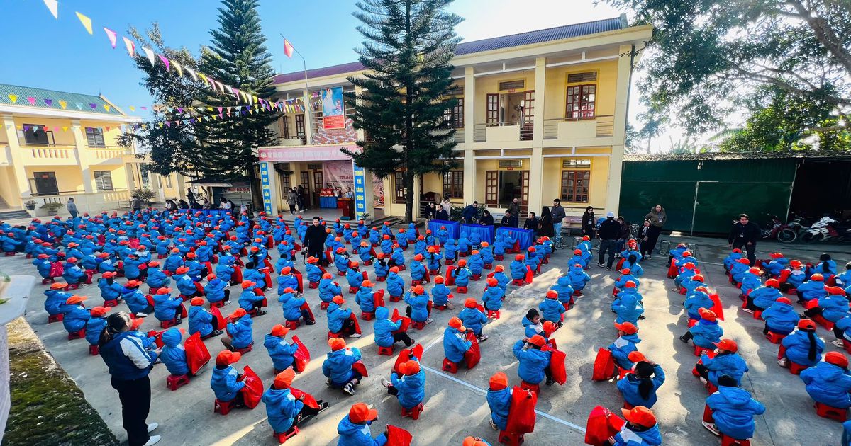 Câu lạc bộ Du lịch Báo chí Nghệ An mang “Tết ấm về bản” tại huyện biên giới Kỳ Sơn