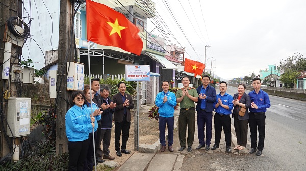 Hình ảnh hoàn thành công trình thanh niên “Đường cờ Tổ quốc”