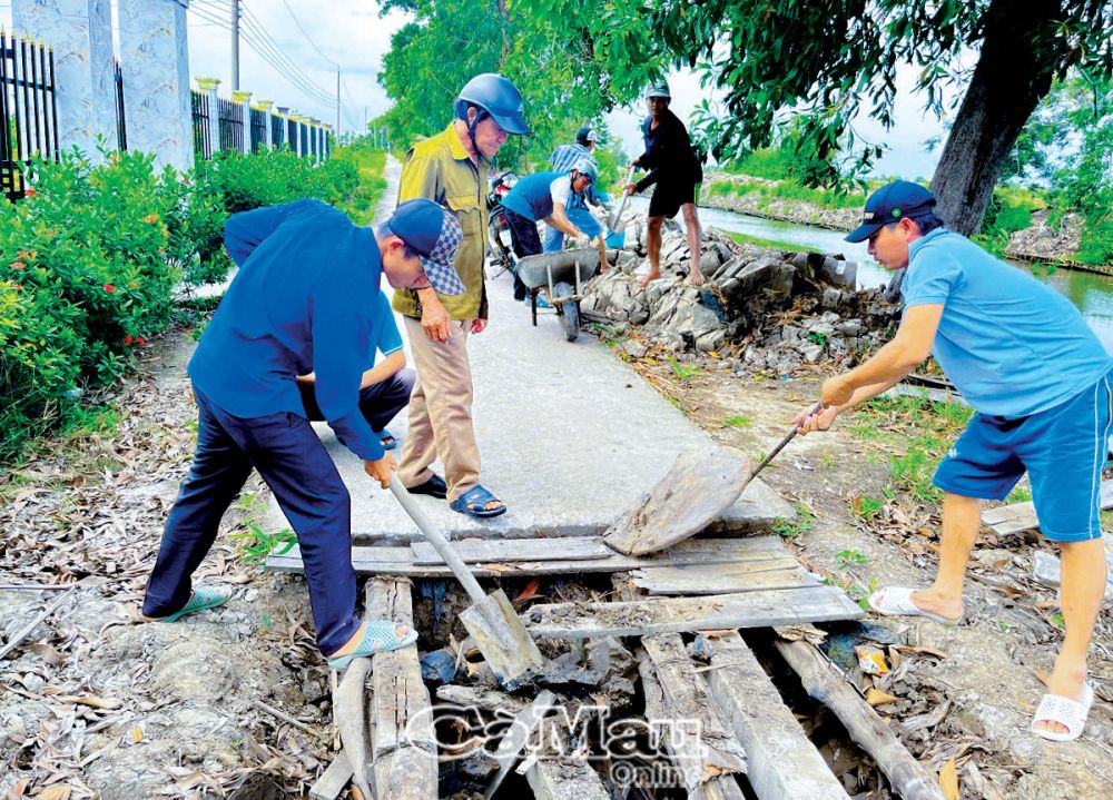 ĐVTN huyện Thới Bình góp sức làm đường giao thông nông thôn.