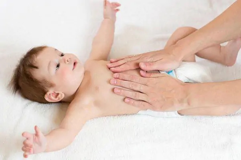 Massage bụng nhẹ nhàng giúp bé dễ chịu hơn