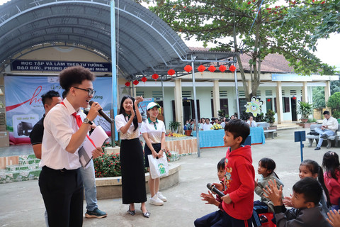 Học sinh vùng cao Khánh Hòa nhận quà