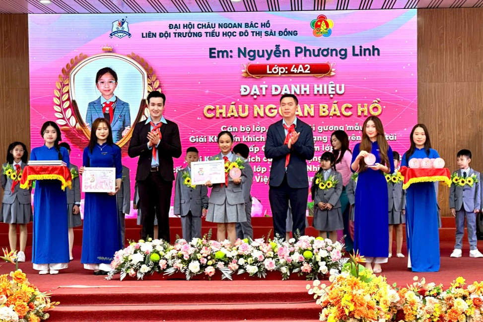 Hình ảnh tập thể giáo viên và học sinh trường Tiểu học Đô thị Sài Đồng