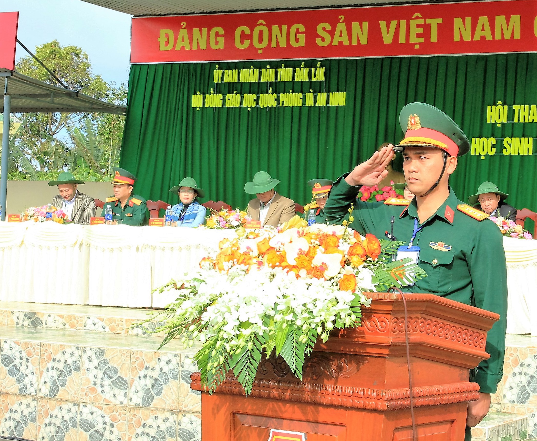 Đại úy Nguyễn Phước Vũ, trợ lý Ban Tác huấn, tuyên thệ thay mặt Ban giám khảo