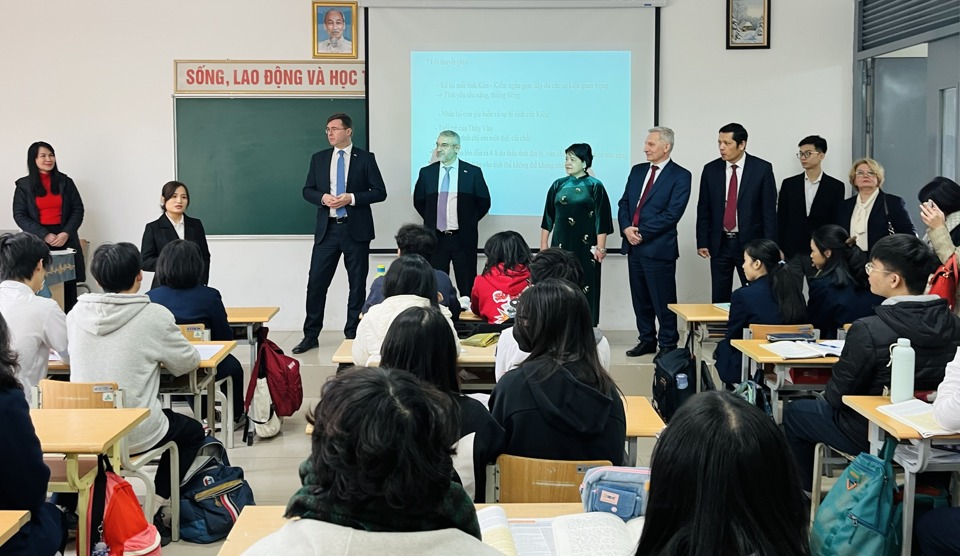 Đoàn công tác Bộ Giáo dục Liên bang Nga giao lưu, chia sẻ kinh nghiệm với các em học sinh chuyên Nga, Trường THPT chuyên Hà Nội - Amsterdam.  Việc hợp tác này hứa hẹn sẽ mang đến nhiều cơ hội học tập và trải nghiệm quý báu cho các em.