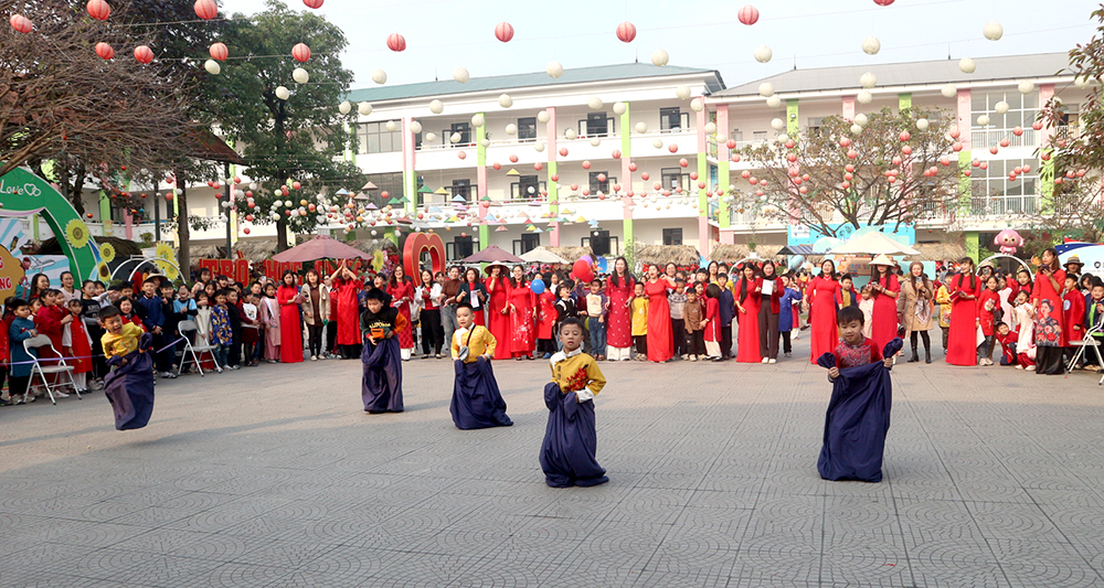 Không khí Tết rộn ràng tại hội chợ Xuân của trường Tiểu học Tân Dân