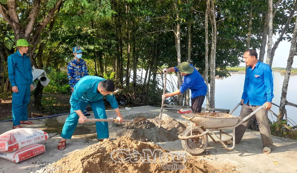 Thành viên Đội hình “Thanh niên tình nguyện xóa nhà tạm, nhà dột nát” tích cực tham gia công tác xây dựng và sửa chữa nhà ở cho người dân