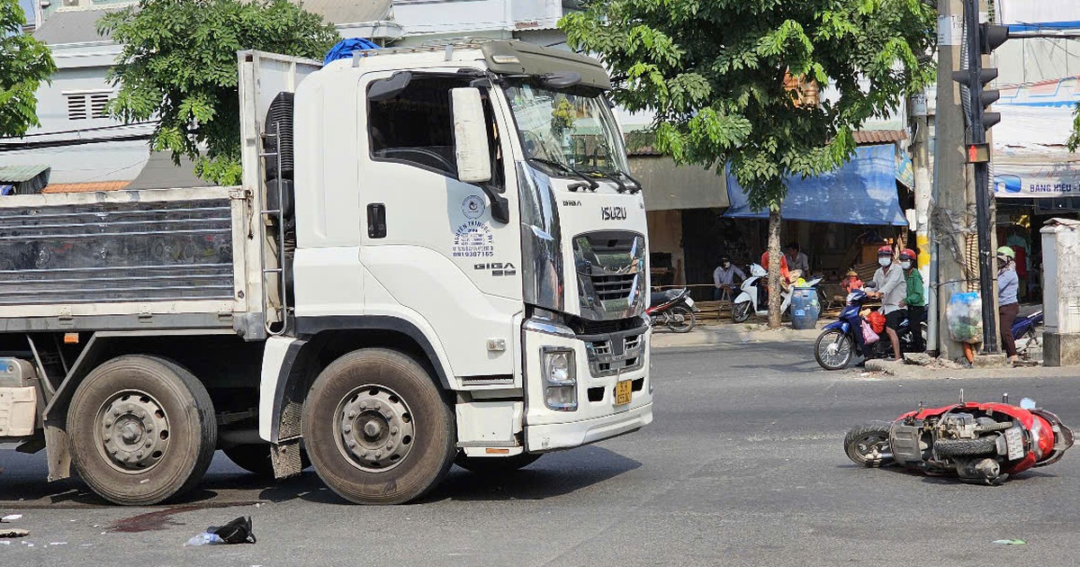 Tai nạn giữa ô tô tải và xe máy khiến 2 mẹ con thương vong