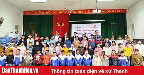 Trao gói đồ ấm cho trẻ em có hoàn cảnh đặc biệt, khó khăn tại Quan Sơn và Quan Hoá